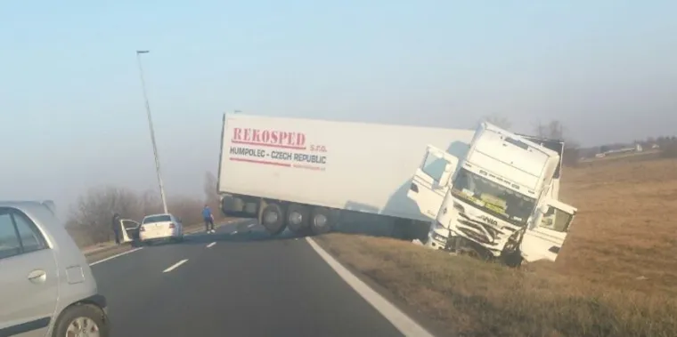 Te&scaron;ka prometna nesreća: U sudaru kamiona i automobila poginuo 23-godi&scaron;njak