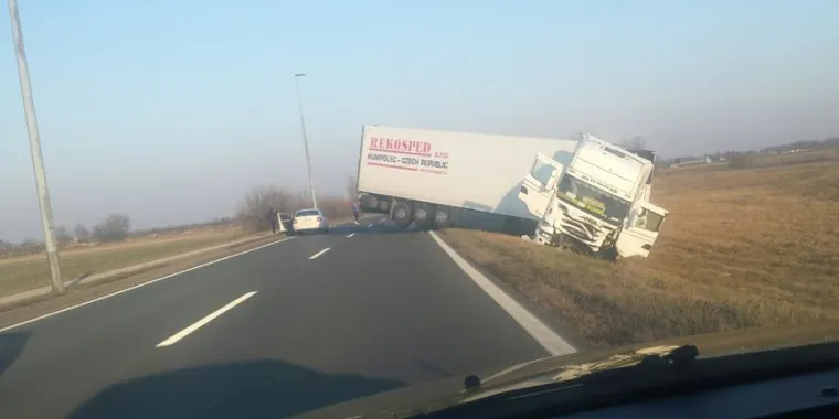 Te&scaron;ka prometna nesreća: U sudaru kamiona i automobila poginuo 23-godi&scaron;njak