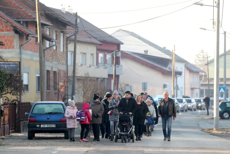 Građani Donje Lomnice okupili se i zaustavili rad bagera zbog izgradnje asfaltne baze