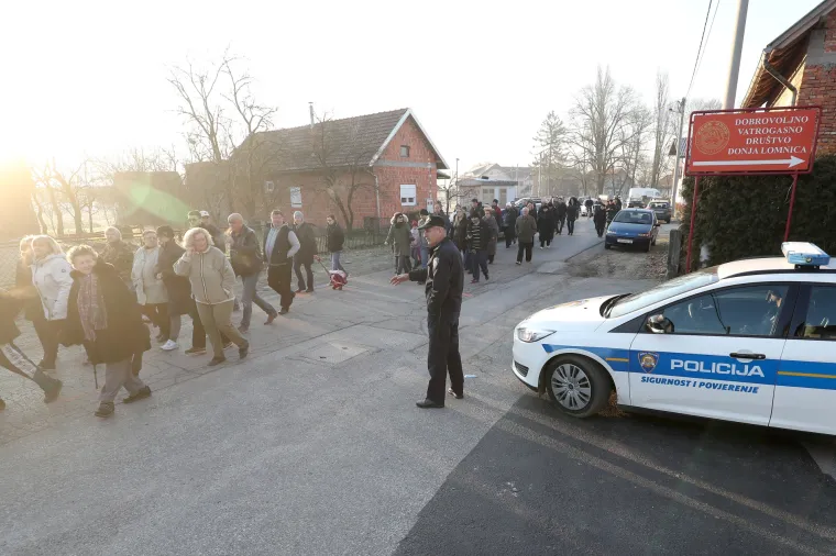 Građani Donje Lomnice okupili se i zaustavili rad bagera zbog izgradnje asfaltne baze