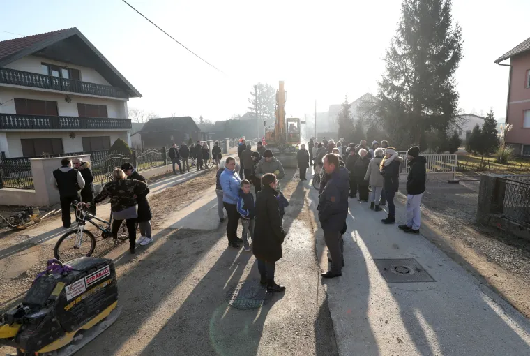 Građani Donje Lomnice okupili se i zaustavili rad bagera zbog izgradnje asfaltne baze