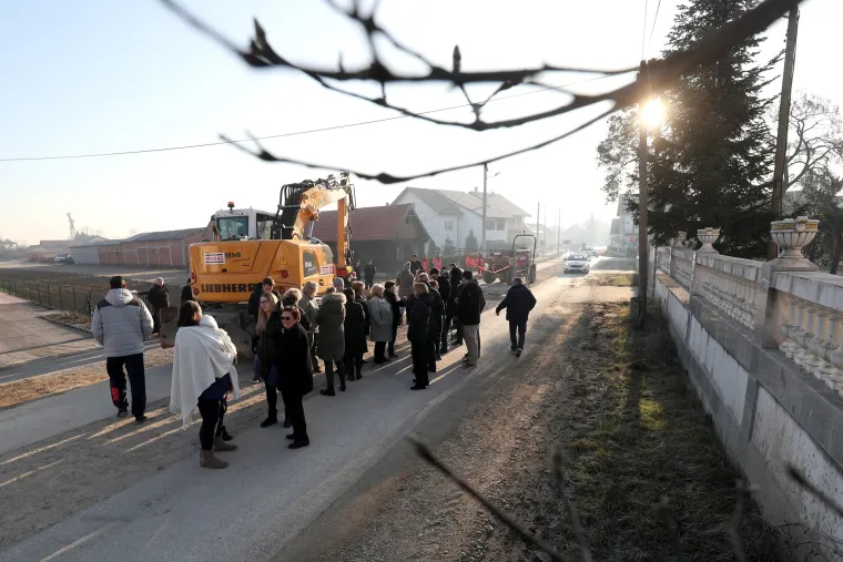 Građani Donje Lomnice okupili se i zaustavili rad bagera zbog izgradnje asfaltne baze