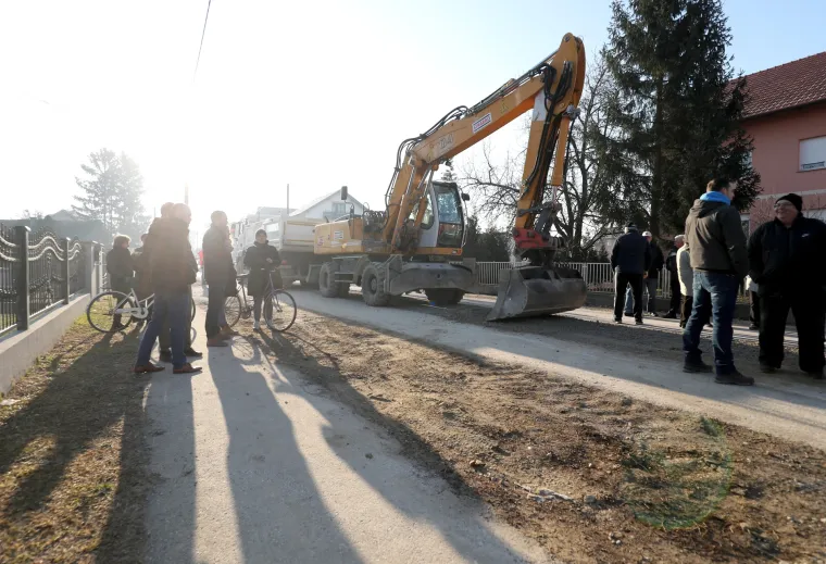 Građani Donje Lomnice okupili se i zaustavili rad bagera zbog izgradnje asfaltne baze