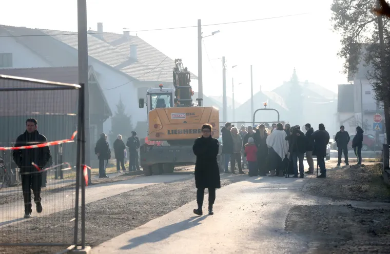 Građani Donje Lomnice okupili se i zaustavili rad bagera zbog izgradnje asfaltne baze