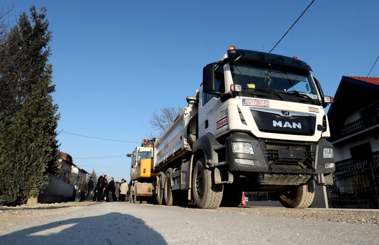 Građani Donje Lomnice okupili se i zaustavili rad bagera zbog izgradnje asfaltne baze