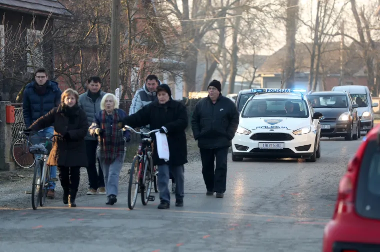 Građani Donje Lomnice okupili se i zaustavili rad bagera zbog izgradnje asfaltne baze