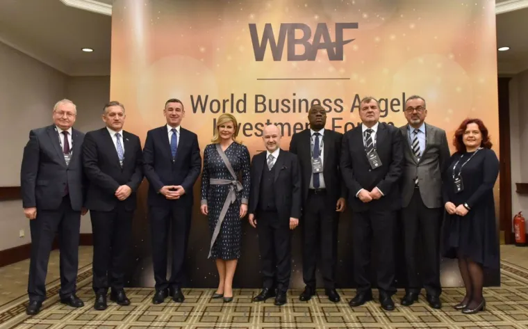 Transformacija Grabar-Kitarović jo&scaron; nije zavr&scaron;ila: Je li nakon figure predsjednica pomladila i lice?