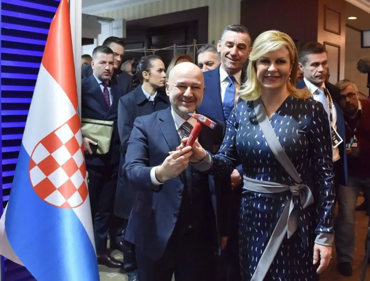 Transformacija Grabar-Kitarović jo&scaron; nije zavr&scaron;ila: Je li nakon figure predsjednica pomladila i lice?