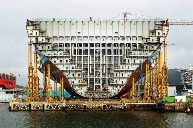 Usporedbe radi, dolje lijevo  pored broda stoji čovjek