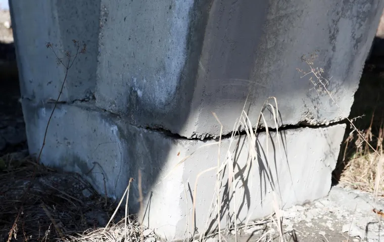 Napukli betonski potporni stupovi na brzoj cesti kod Karlovca 18.02.2019., Karlovac - Nadvoznjak karlovacke "brze ceste" koji se navodno raspada. Neki stupovi su napukli i otkrhnut je beton.
Photo: Kristina Stedul Fabac/PIXSELL