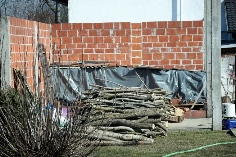 U subotu u obiteljskoj kući u Palovcu u Međimurju u zamrzivaču pronađeno je mrtvo tijelo ženske osobe. Policija sumnja kako je riječ o djevojci rođenoj 1977., koja nije viđena od 2000. godine, a zbog sumnje u ubojstvo uhićena je njezina 45-godi&scaron;nja sestra.