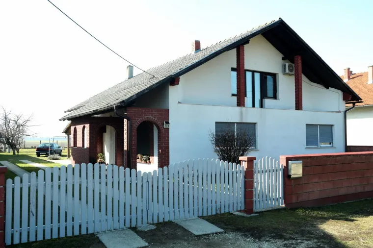 U subotu u obiteljskoj kući u Palovcu u Međimurju u zamrzivaču pronađeno je mrtvo tijelo ženske osobe. Policija sumnja kako je riječ o djevojci rođenoj 1977., koja nije viđena od 2000. godine, a zbog sumnje u ubojstvo uhićena je njezina 45-godi&scaron;nja sestra.