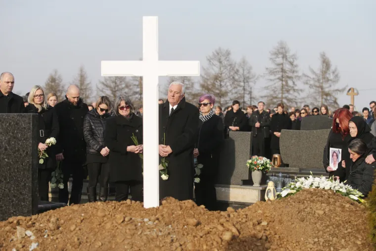 Zločin koji je potresao Hrvatsku: Uz tužnu povorku pokopana Jasmina Dominić