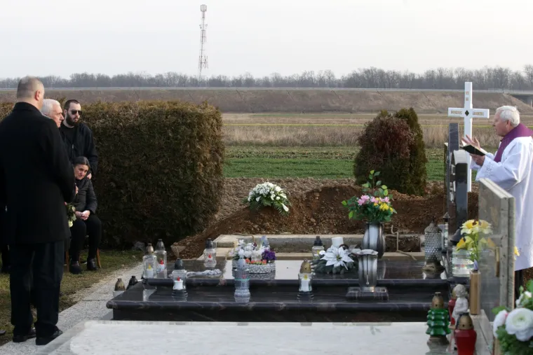 Zločin koji je potresao Hrvatsku: Uz tužnu povorku pokopana Jasmina Dominić