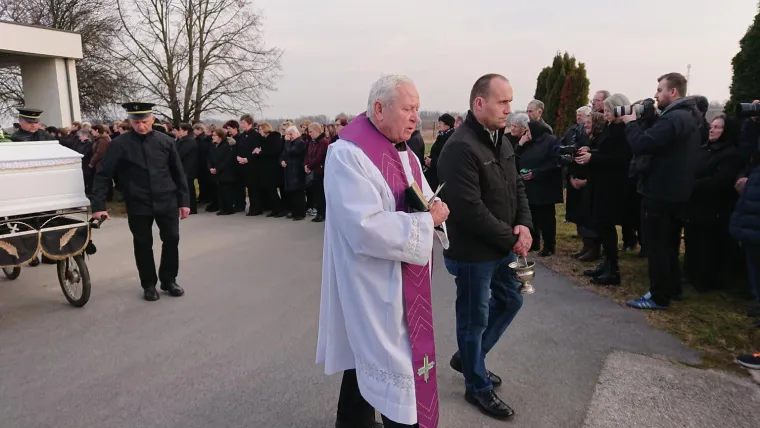 Zločin koji je potresao Hrvatsku: Uz tužnu povorku pokopana Jasmina Dominić