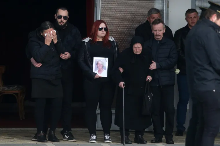 Uoči pogreba Jasmine Dominić u selu Palovec vlada opsadno stanje. Na ulazu u mjesto već dežuraju interventni policajci koji su tamo kako bi spriječili eventualne ispade prema novinarima. Na mjesnom groblju već prije 15 sati okupilo se više stotina ljudi.
