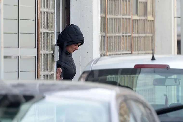 Varaždin- Smiljana Srnec, osumnjičena za ubojstvo sestre Jasmine Dominić. nakon &scaron;to je privedena sucu istrage prevezena je policijskim vozilom u nekoliko metara udaljenu zgradu istražnog zatvora.