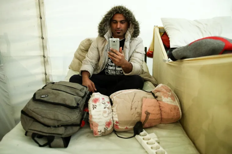 U ovim uvjetima žive migranti: Navečer se okupljaju na jednom mjestu i razmjenuju hranu