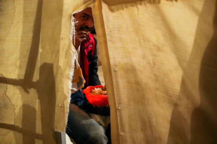 U ovim uvjetima žive migranti: Navečer se okupljaju na jednom mjestu i razmjenuju hranu