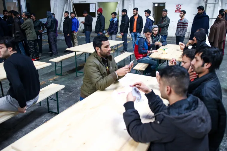 U ovim uvjetima žive migranti: Navečer se okupljaju na jednom mjestu i razmjenuju hranu