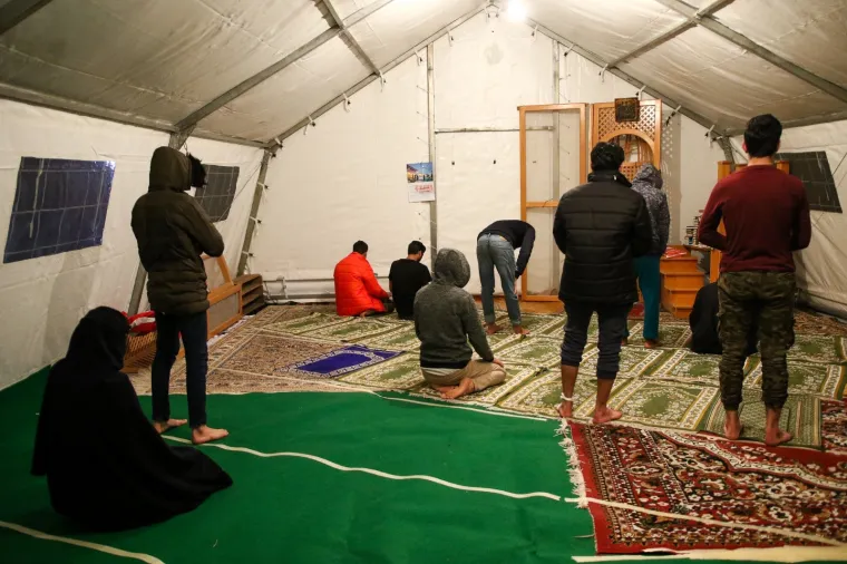 U ovim uvjetima žive migranti: Navečer se okupljaju na jednom mjestu i razmjenuju hranu