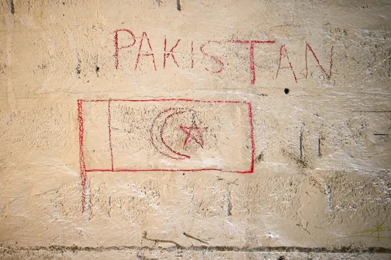 U ovim uvjetima žive migranti: Navečer se okupljaju na jednom mjestu i razmjenuju hranu