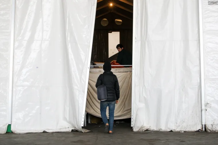 U ovim uvjetima žive migranti: Navečer se okupljaju na jednom mjestu i razmjenuju hranu