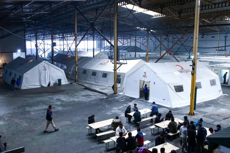 U ovim uvjetima žive migranti: Navečer se okupljaju na jednom mjestu i razmjenuju hranu