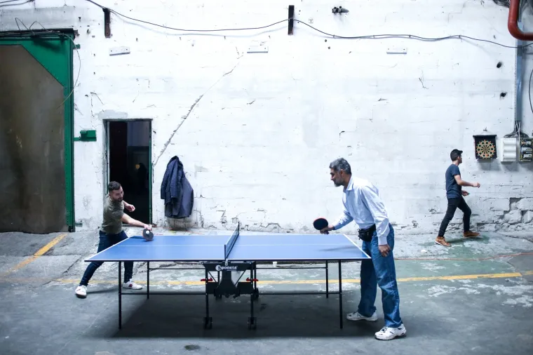 U ovim uvjetima žive migranti: Navečer se okupljaju na jednom mjestu i razmjenuju hranu