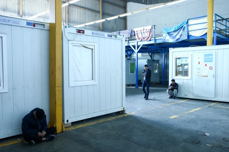 U ovim uvjetima žive migranti: Navečer se okupljaju na jednom mjestu i razmjenuju hranu