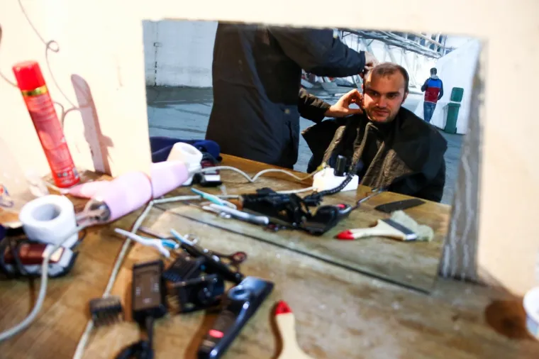 U ovim uvjetima žive migranti: Navečer se okupljaju na jednom mjestu i razmjenuju hranu