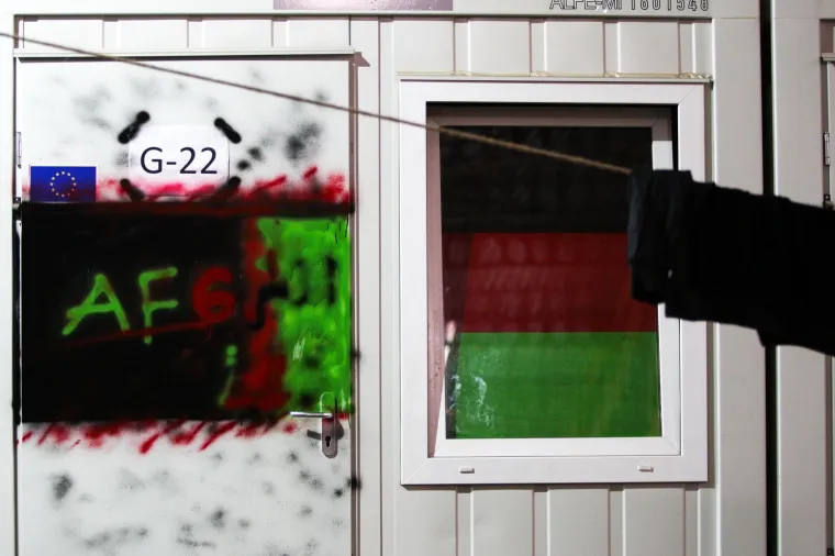 U ovim uvjetima žive migranti: Navečer se okupljaju na jednom mjestu i razmjenuju hranu