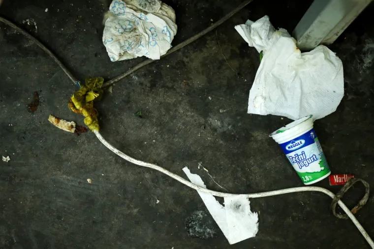 U ovim uvjetima žive migranti: Navečer se okupljaju na jednom mjestu i razmjenuju hranu