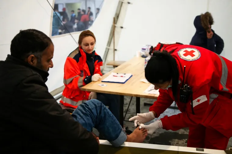 U ovim uvjetima žive migranti: Navečer se okupljaju na jednom mjestu i razmjenuju hranu