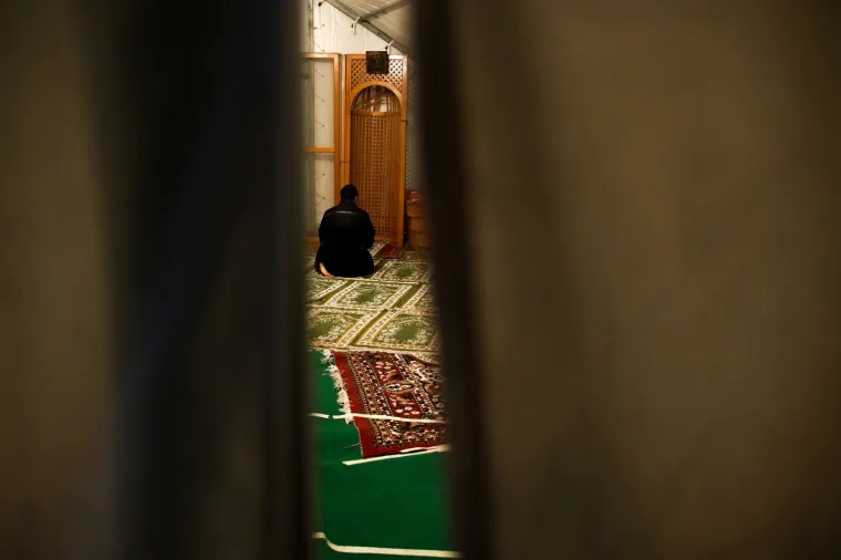 U ovim uvjetima žive migranti: Navečer se okupljaju na jednom mjestu i razmjenuju hranu