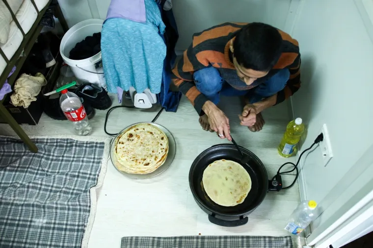 U ovim uvjetima žive migranti: Navečer se okupljaju na jednom mjestu i razmjenuju hranu