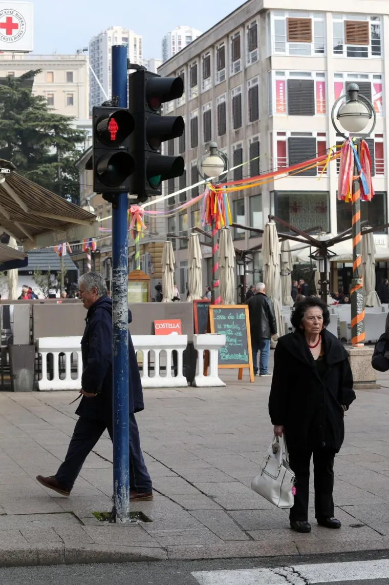 Promoviraju jednakost spolova: U Rijeci zasvijetlio prvi 'ženski' semafor