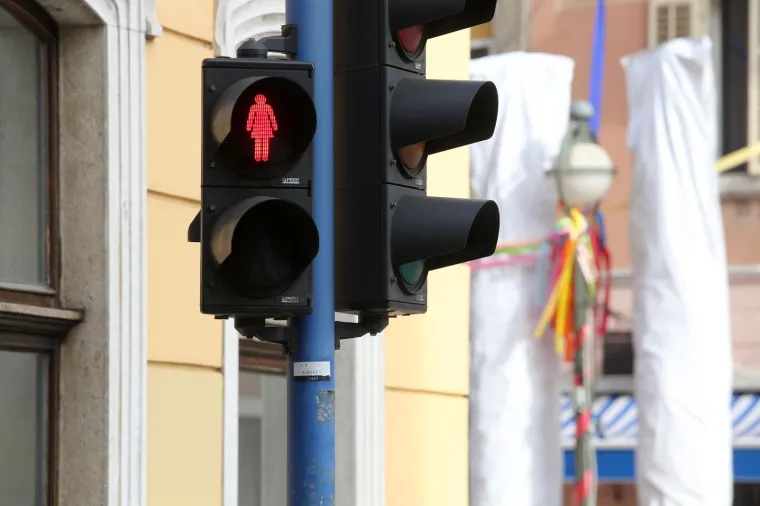 Promoviraju jednakost spolova: U Rijeci zasvijetlio prvi 'ženski' semafor