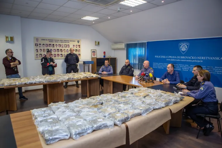 Na području PU dubrovačko-neretvanske zaplijenjena  je veća količina droge, a o dovršenom opsežnom kriminalističkom istražvanju okončanom proteklih dana u ovoj Policijskoj upravi govorio je na izvanrednoj konferenciji za medije načelnik Ivan Pavličević sa suradnicima. Pronađen je 61 kilogram marihuane pakiran u 118 paketica.