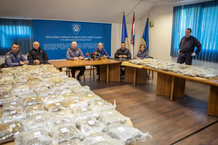CRNOGORCI PALI NA GRANICI SA 61 KILOGRAMA MARIHUANE: Pogledajte tu hrpu trave