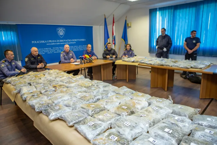 CRNOGORCI PALI NA GRANICI SA 61 KILOGRAMA MARIHUANE: Pogledajte tu hrpu trave