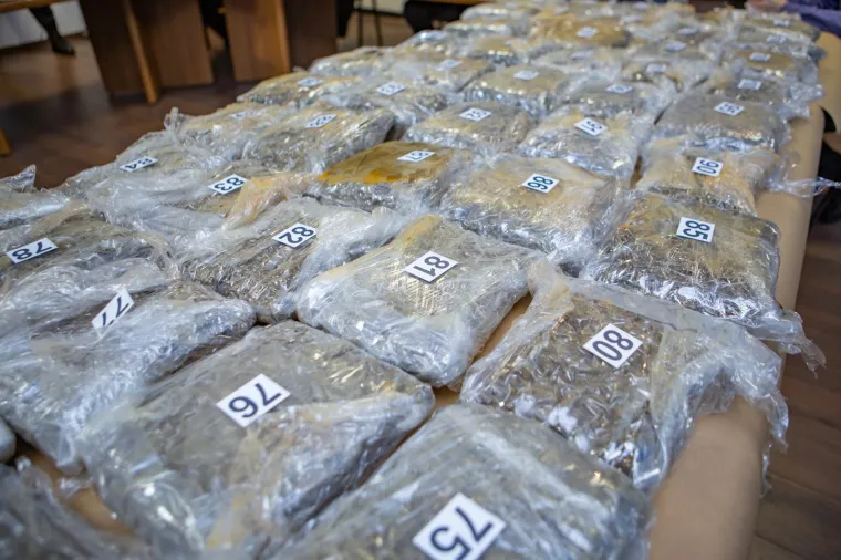 CRNOGORCI PALI NA GRANICI SA 61 KILOGRAMA MARIHUANE: Pogledajte tu hrpu trave