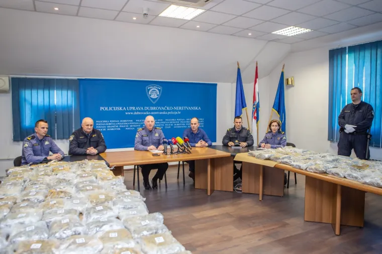 CRNOGORCI PALI NA GRANICI SA 61 KILOGRAMA MARIHUANE: Pogledajte tu hrpu trave