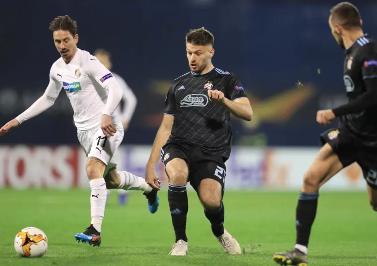 MODRI JURIŠAJU PO POBJEDU: I na povijesnoj utakmici baklja je poletjela prema travnjaku