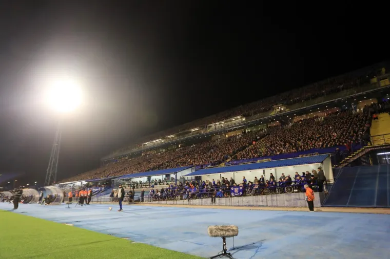 MODRI JURI&Scaron;AJU PO POBJEDU: I na povijesnoj utakmici baklja je poletjela prema travnjaku