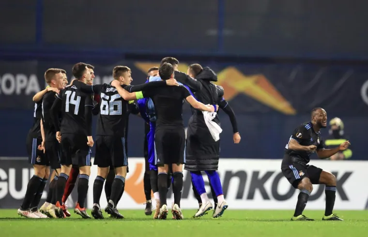 Nakon posljednjeg sučeva zvižduka na Maksimiru je, očekivano, nastala ludnica. Navijači nisu pu&scaron;tali igrače s terena, a tribinama je grmilo: 'I naprijed plavi, pjesma se ori, bodri vas cijeli stadion...'