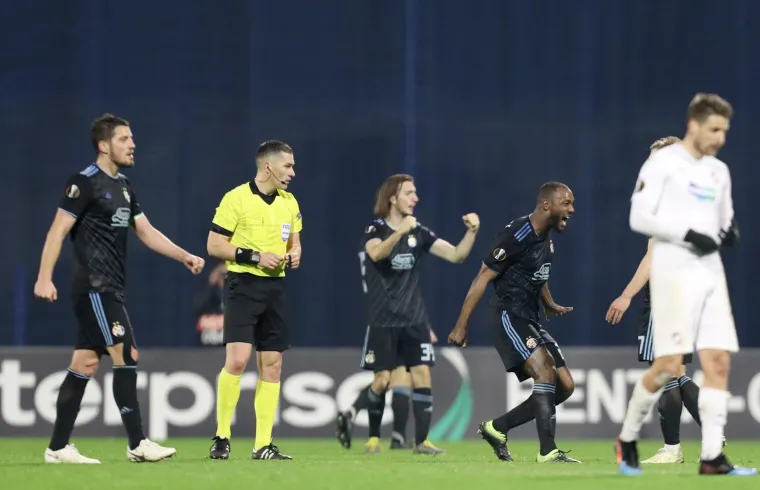 OVO ĆE SE DUGO PAMTITI: Poslije sučeva zvižduka nastala je ludnica, navijači nisu pu&scaron;tali igrače s travnjaka