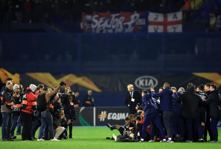 OVO ĆE SE DUGO PAMTITI: Poslije sučeva zvižduka nastala je ludnica, navijači nisu pu&scaron;tali igrače s travnjaka