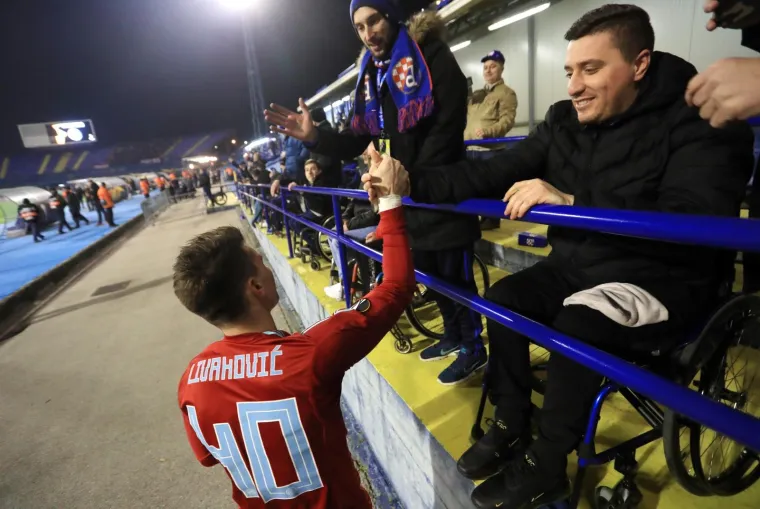 OVO ĆE SE DUGO PAMTITI: Poslije sučeva zvižduka nastala je ludnica, navijači nisu pu&scaron;tali igrače s travnjaka