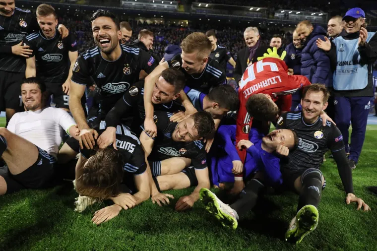 OVO ĆE SE DUGO PAMTITI: Poslije sučeva zvižduka nastala je ludnica, navijači nisu pu&scaron;tali igrače s travnjaka